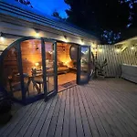 The Pines Treehouse At Treetops Hideouts ריצ'מונד