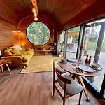 בית נופש The Pines Treehouse At Treetops Hideouts *