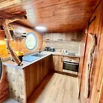 בית נופש The Pines Treehouse At Treetops Hideouts *