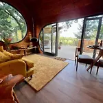 בית נופש The Pines Treehouse At Treetops Hideouts
