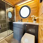 The Pines Treehouse At Treetops Hideouts בית נופש