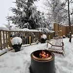 The Pines Treehouse At Treetops Hideouts בית נופש