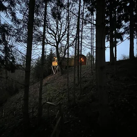 The Pines Treehouse At Treetops Hideouts בית נופש *