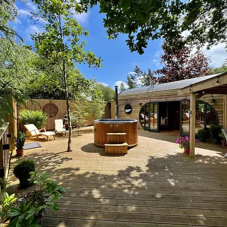 The Pines Treehouse At Treetops Hideouts בית נופש