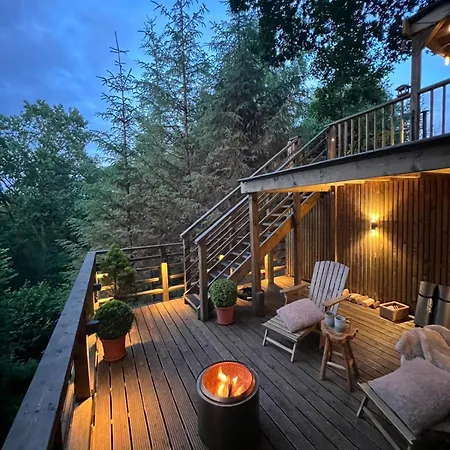 בית נופש The Pines Treehouse At Treetops Hideouts